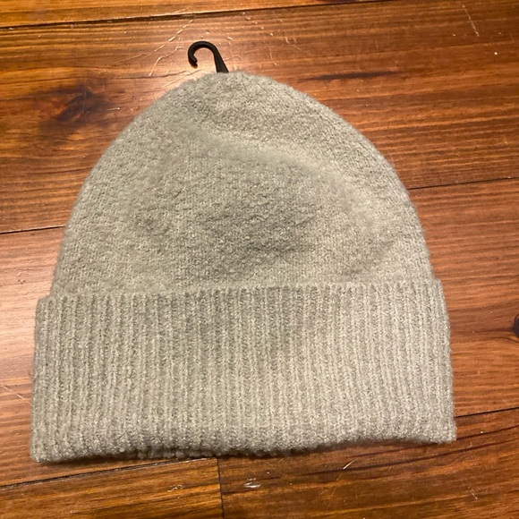 Express Winter Gray Beanie Hat and Matching Scarf NWT - Picture 2 of 7